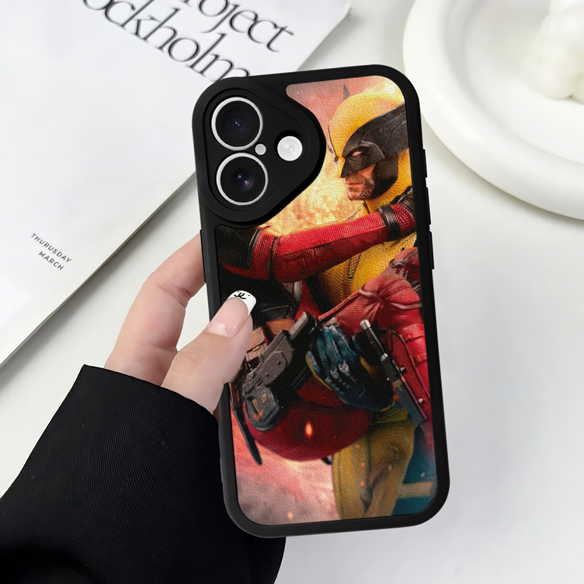（画像用） Deadpool デッドプール 【iPhone 16シリーズ対応】シリコンスマホケース（レザー調） 材質：シリコン